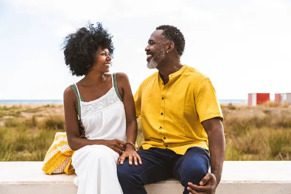Schönes Reifes Schwarzes Liebespaar Meer Verheiratete Afrikanische Paare Mittleren Alters — Stockfoto