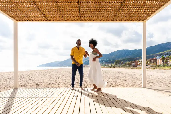 Güzel, olgun, siyahi çift deniz kenarında flört ediyor evli, orta yaşlı çift dışarıda eğleniyor, ilişki, yaşam tarzı ve yaşam kalitesi kavramları.