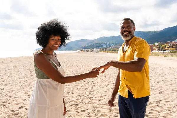 在海滨约会的年轻漂亮而成熟的黑人情侣 已婚的非洲中年夫妇在户外结合和玩乐 关于关系 生活方式和生活质量的概念 — 图库照片