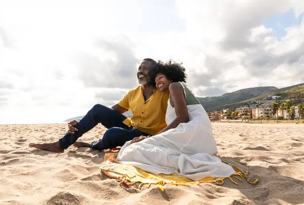 Güzel, olgun, siyahi çift deniz kenarında flört ediyor evli, orta yaşlı çift dışarıda eğleniyor, ilişki, yaşam tarzı ve yaşam kalitesi kavramları.