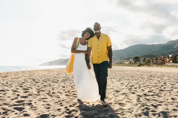 Güzel, olgun, siyahi çift deniz kenarında flört ediyor evli, orta yaşlı çift dışarıda eğleniyor, ilişki, yaşam tarzı ve yaşam kalitesi kavramları.