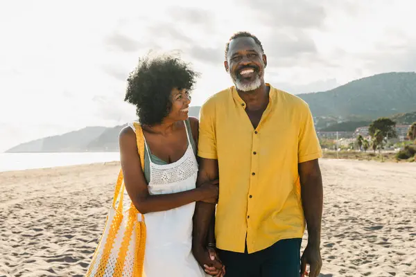 在海滨约会的年轻漂亮而成熟的黑人情侣 已婚的非洲中年夫妇在户外结合和玩乐 关于关系 生活方式和生活质量的概念 — 图库照片