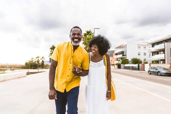 Mooi Volwassen Zwart Paar Minnaars Dating Seaside Gehuwd Afrikaans Echtpaar Rechtenvrije Stockafbeeldingen