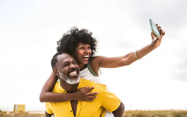Mooi Volwassen Zwart Paar Minnaars Dating Seaside Gehuwd Afrikaans Echtpaar Stockafbeelding