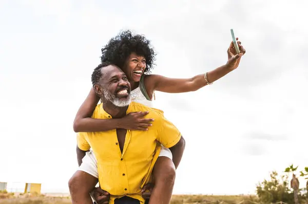 Kaunis Kypsä Musta Pari Ystäville Dating Meren Rannalla Naimisissa Afrikkalainen kuvapankkikuva
