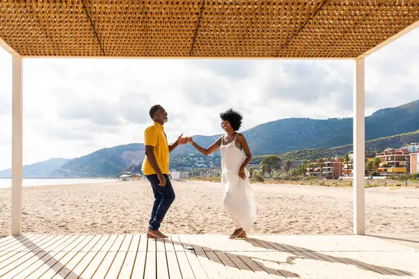 海辺でデートする美しい成熟した黒人の恋人のカップル 結婚したアフリカ中年のカップルとの絆と楽しいアウトドア ライフスタイル 生活の質についてのコンセプト ロイヤリティフリーのストック写真