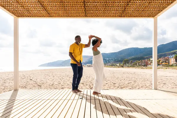 Mooi Volwassen Zwart Paar Minnaars Dating Seaside Gehuwd Afrikaans Echtpaar Rechtenvrije Stockfoto's
