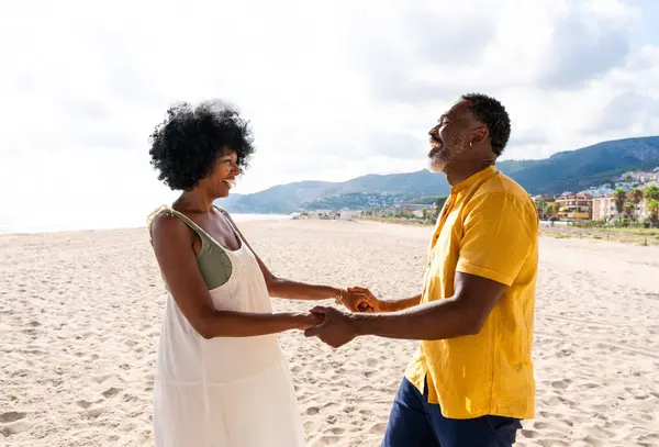 Mooi Volwassen Zwart Paar Minnaars Dating Seaside Gehuwd Afrikaans Echtpaar Stockafbeelding