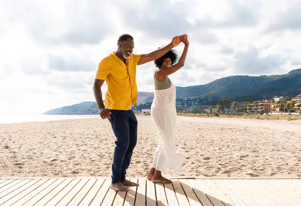 海辺でデートする美しい成熟した黒人の恋人のカップル 結婚したアフリカ中年のカップルとの絆と楽しいアウトドア ライフスタイル 生活の質についてのコンセプト ストック写真