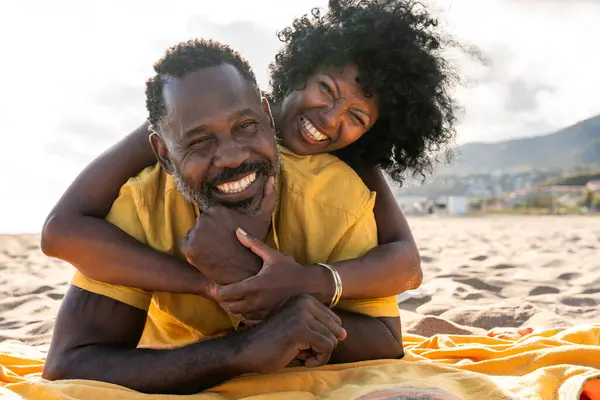 海辺でデートする美しい成熟した黒人の恋人のカップル 結婚したアフリカ中年のカップルとの絆と楽しいアウトドア ライフスタイル 生活の質についてのコンセプト ストック画像