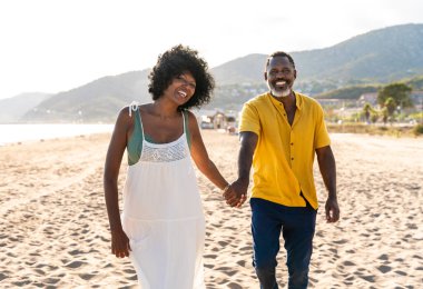 Güzel, olgun, siyahi çift deniz kenarında flört ediyor evli, orta yaşlı çift dışarıda eğleniyor, ilişki, yaşam tarzı ve yaşam kalitesi kavramları.
