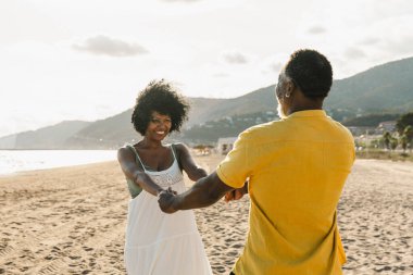 Güzel, olgun, siyahi çift deniz kenarında flört ediyor evli, orta yaşlı çift dışarıda eğleniyor, ilişki, yaşam tarzı ve yaşam kalitesi kavramları.