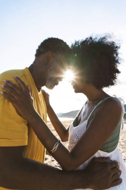 Güzel, olgun, siyahi çift deniz kenarında flört ediyor evli, orta yaşlı çift dışarıda eğleniyor, ilişki, yaşam tarzı ve yaşam kalitesi kavramları.