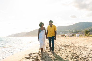 Güzel, olgun, siyahi çift deniz kenarında flört ediyor evli, orta yaşlı çift dışarıda eğleniyor, ilişki, yaşam tarzı ve yaşam kalitesi kavramları.
