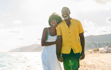 Güzel, olgun, siyahi çift deniz kenarında flört ediyor evli, orta yaşlı çift dışarıda eğleniyor, ilişki, yaşam tarzı ve yaşam kalitesi kavramları.
