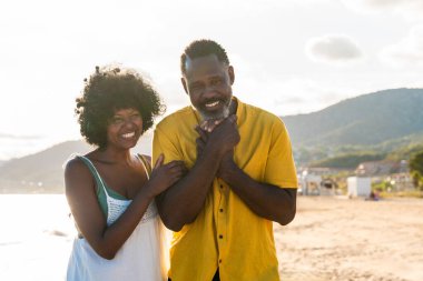 Güzel, olgun, siyahi çift deniz kenarında flört ediyor evli, orta yaşlı çift dışarıda eğleniyor, ilişki, yaşam tarzı ve yaşam kalitesi kavramları.