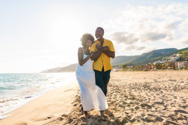 Güzel, olgun, siyahi çift deniz kenarında flört ediyor evli, orta yaşlı çift dışarıda eğleniyor, ilişki, yaşam tarzı ve yaşam kalitesi kavramları.