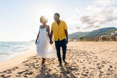 Güzel, olgun, siyahi çift deniz kenarında flört ediyor evli, orta yaşlı çift dışarıda eğleniyor, ilişki, yaşam tarzı ve yaşam kalitesi kavramları.