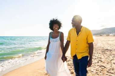 Güzel, olgun, siyahi çift deniz kenarında flört ediyor evli, orta yaşlı çift dışarıda eğleniyor, ilişki, yaşam tarzı ve yaşam kalitesi kavramları.