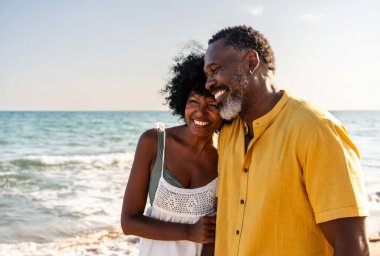 Güzel, olgun, siyahi çift deniz kenarında flört ediyor evli, orta yaşlı çift dışarıda eğleniyor, ilişki, yaşam tarzı ve yaşam kalitesi kavramları.