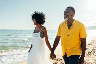 Güzel, olgun, siyahi çift deniz kenarında flört ediyor evli, orta yaşlı çift dışarıda eğleniyor, ilişki, yaşam tarzı ve yaşam kalitesi kavramları.