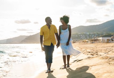 Güzel, olgun, siyahi çift deniz kenarında flört ediyor evli, orta yaşlı çift dışarıda eğleniyor, ilişki, yaşam tarzı ve yaşam kalitesi kavramları.