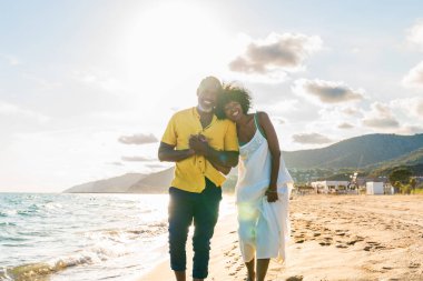 Güzel, olgun, siyahi çift deniz kenarında flört ediyor evli, orta yaşlı çift dışarıda eğleniyor, ilişki, yaşam tarzı ve yaşam kalitesi kavramları.