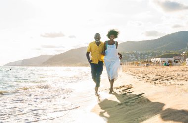 Güzel, olgun, siyahi çift deniz kenarında flört ediyor evli, orta yaşlı çift dışarıda eğleniyor, ilişki, yaşam tarzı ve yaşam kalitesi kavramları.