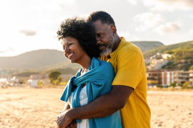 Güzel, olgun, siyahi çift deniz kenarında flört ediyor evli, orta yaşlı çift dışarıda eğleniyor, ilişki, yaşam tarzı ve yaşam kalitesi kavramları.