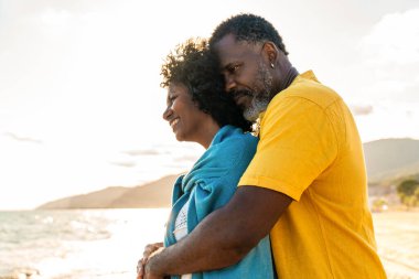 Güzel, olgun, siyahi çift deniz kenarında flört ediyor evli, orta yaşlı çift dışarıda eğleniyor, ilişki, yaşam tarzı ve yaşam kalitesi kavramları.