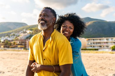 Güzel, olgun, siyahi çift deniz kenarında flört ediyor evli, orta yaşlı çift dışarıda eğleniyor, ilişki, yaşam tarzı ve yaşam kalitesi kavramları.