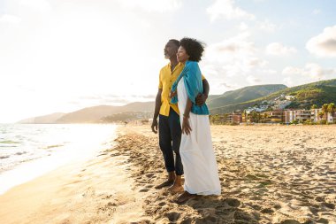 Güzel, olgun, siyahi çift deniz kenarında flört ediyor evli, orta yaşlı çift dışarıda eğleniyor, ilişki, yaşam tarzı ve yaşam kalitesi kavramları.