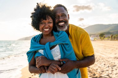 Güzel, olgun, siyahi çift deniz kenarında flört ediyor evli, orta yaşlı çift dışarıda eğleniyor, ilişki, yaşam tarzı ve yaşam kalitesi kavramları.