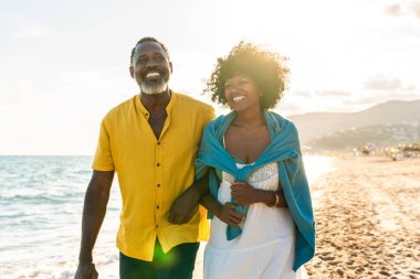 Güzel, olgun, siyahi çift deniz kenarında flört ediyor evli, orta yaşlı çift dışarıda eğleniyor, ilişki, yaşam tarzı ve yaşam kalitesi kavramları.