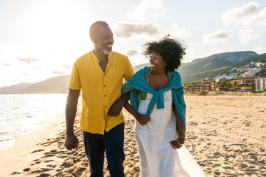Güzel, olgun, siyahi çift deniz kenarında flört ediyor evli, orta yaşlı çift dışarıda eğleniyor, ilişki, yaşam tarzı ve yaşam kalitesi kavramları.