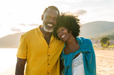 Güzel, olgun, siyahi çift deniz kenarında flört ediyor evli, orta yaşlı çift dışarıda eğleniyor, ilişki, yaşam tarzı ve yaşam kalitesi kavramları.