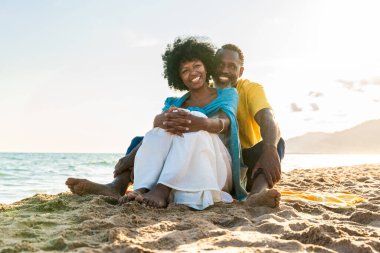 Güzel, olgun, siyahi çift deniz kenarında flört ediyor evli, orta yaşlı çift dışarıda eğleniyor, ilişki, yaşam tarzı ve yaşam kalitesi kavramları.