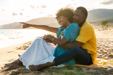 Güzel, olgun, siyahi çift deniz kenarında flört ediyor evli, orta yaşlı çift dışarıda eğleniyor, ilişki, yaşam tarzı ve yaşam kalitesi kavramları.