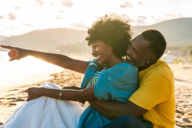 Güzel, olgun, siyahi çift deniz kenarında flört ediyor evli, orta yaşlı çift dışarıda eğleniyor, ilişki, yaşam tarzı ve yaşam kalitesi kavramları.