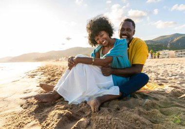 Güzel, olgun, siyahi çift deniz kenarında flört ediyor evli, orta yaşlı çift dışarıda eğleniyor, ilişki, yaşam tarzı ve yaşam kalitesi kavramları.