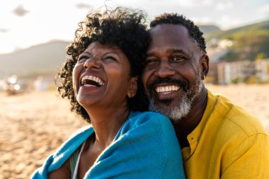 Güzel, olgun, siyahi çift deniz kenarında flört ediyor evli, orta yaşlı çift dışarıda eğleniyor, ilişki, yaşam tarzı ve yaşam kalitesi kavramları.