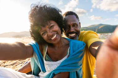 Güzel, olgun, siyahi çift deniz kenarında flört ediyor evli, orta yaşlı çift dışarıda eğleniyor, ilişki, yaşam tarzı ve yaşam kalitesi kavramları.