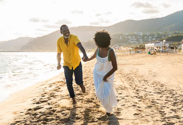 Güzel, olgun, siyahi çift deniz kenarında flört ediyor evli, orta yaşlı çift dışarıda eğleniyor, ilişki, yaşam tarzı ve yaşam kalitesi kavramları.