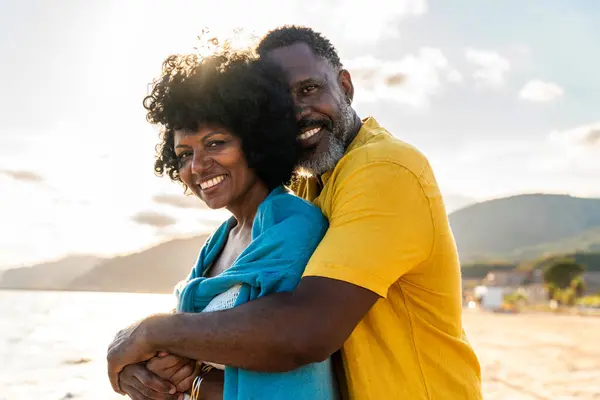 Güzel Olgun Siyahi Çift Deniz Kenarında Flört Ediyor Evli Orta — Stok fotoğraf