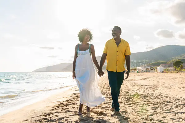 海辺でデートする美しい成熟した黒人の恋人のカップル 結婚したアフリカ中年のカップルとの絆と楽しいアウトドア ライフスタイル 生活の質についてのコンセプト ロイヤリティフリーのストック写真