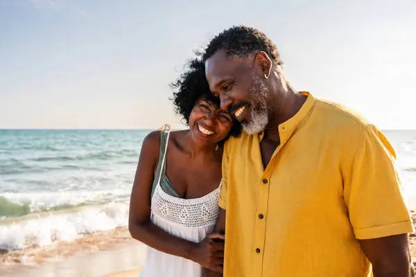 海辺でデートする美しい成熟した黒人の恋人のカップル 結婚したアフリカ中年のカップルとの絆と楽しいアウトドア ライフスタイル 生活の質についてのコンセプト ストックフォト