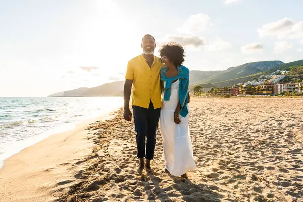 海辺でデートする美しい成熟した黒人の恋人のカップル 結婚したアフリカ中年のカップルとの絆と楽しいアウトドア ライフスタイル 生活の質についてのコンセプト ロイヤリティフリーのストック画像