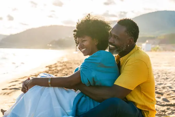 海辺でデートする美しい成熟した黒人の恋人のカップル 結婚したアフリカ中年のカップルとの絆と楽しいアウトドア ライフスタイル 生活の質についてのコンセプト ストックフォト