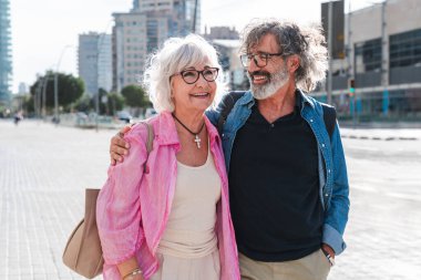 Güzel mutlu son sınıf çifti dışarıda kaynaşıyor neşeli yaşlı insanlar şehirde romantik ilişkiler, yaşlılar ve yaşam tarzı kavramları.