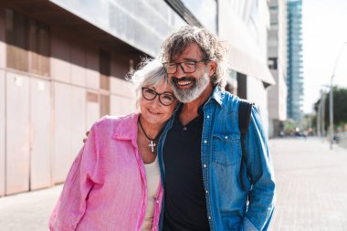 Güzel mutlu son sınıf çifti dışarıda kaynaşıyor neşeli yaşlı insanlar şehirde romantik ilişkiler, yaşlılar ve yaşam tarzı kavramları.